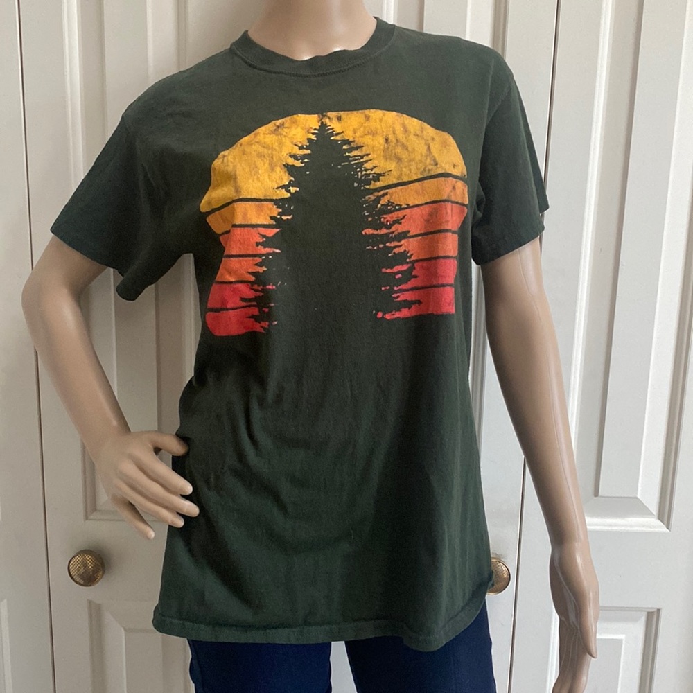 Gildan Womens M Tee Shirt. Hunter green with sunset and tree. Super cute